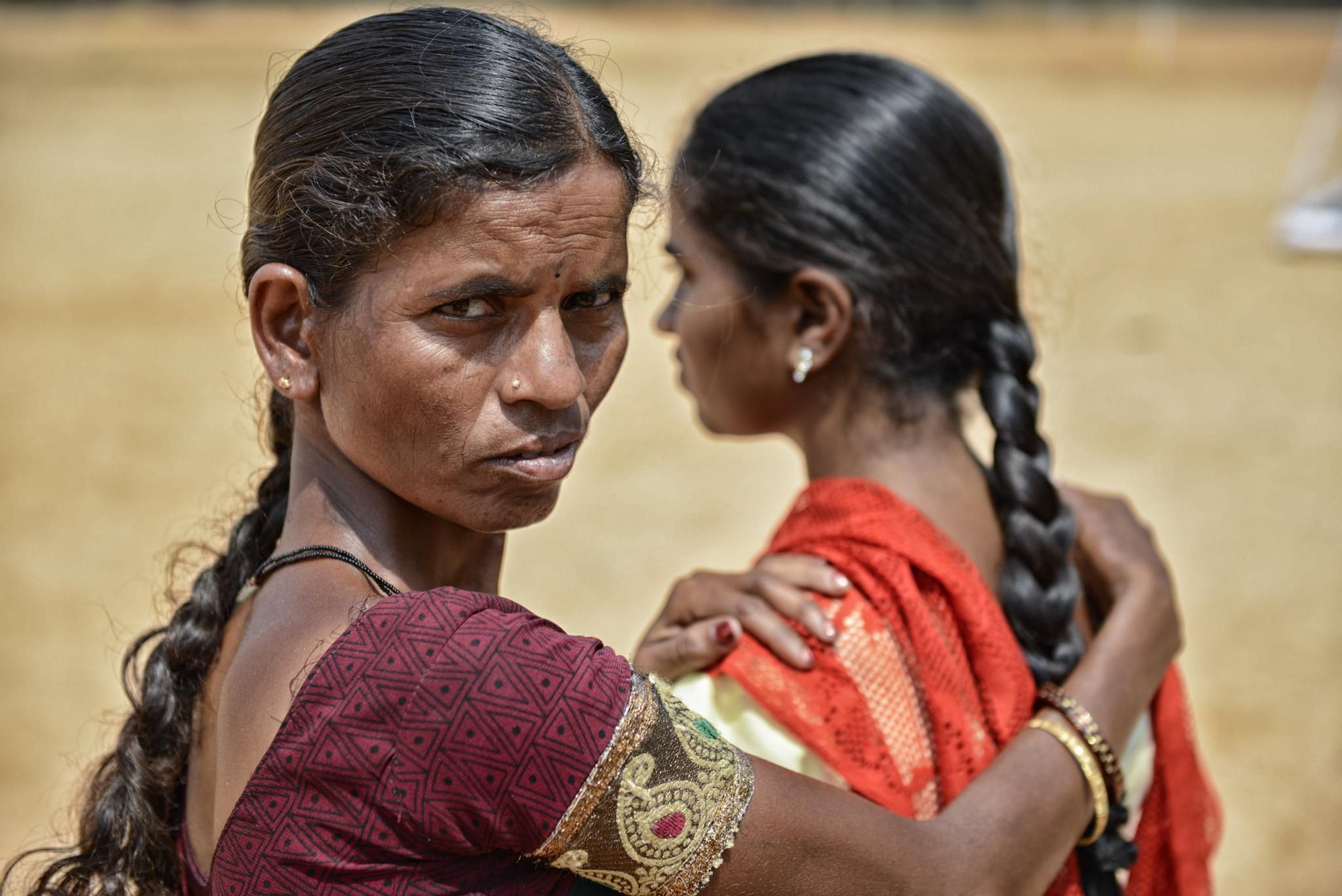 Narasamma Harijana abraza a su hija Navaneetha, a la que quiso casar con 15 años./ Zigor Aldama