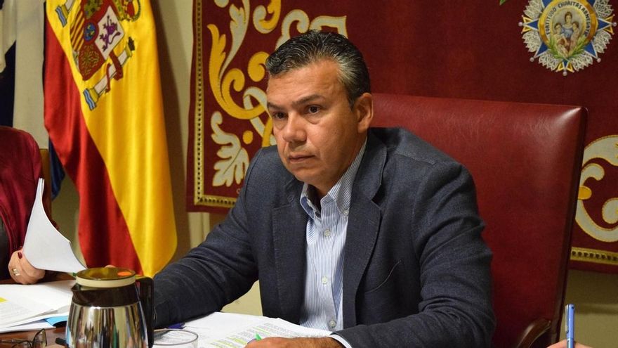 El concejal de CC en la capital tinerfeña Dámaso Arteaga busca empleo en una empresa pública de Granadilla, donde gobierna su partido y el PP