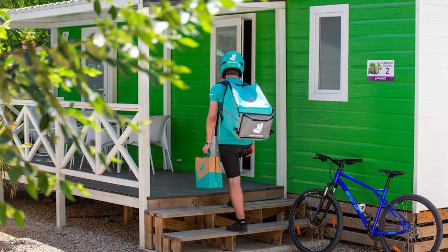 Archivo - Deliveroo amplía su servicio de entrega a los campings en España