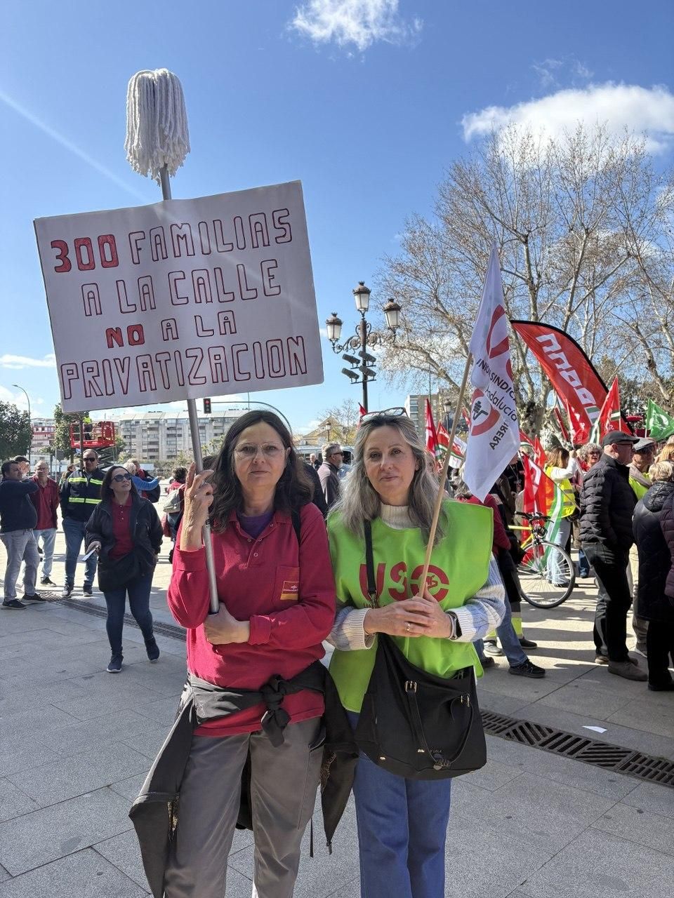 Juan y María Jesús son trabajadoras de limpieza que dicen sufrir "en sus propias carnes" la sobrecarga de trabajo por el déficit de personal