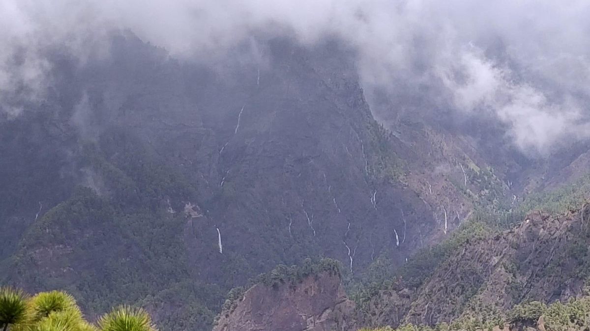 Cascadas  efímeras en las paredes interiores de La Caldera de Taburiente originadas este jueves por las intensas lluvias.