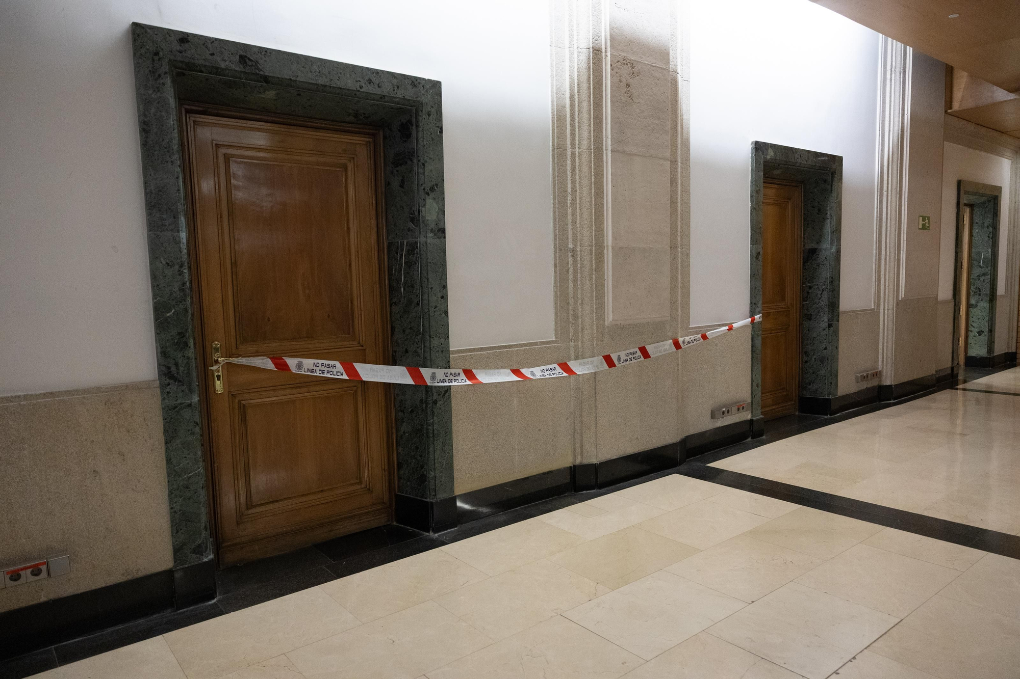 Zona del edificio moderno del Congreso que fue acordonada por el uso de gas pimienta.
