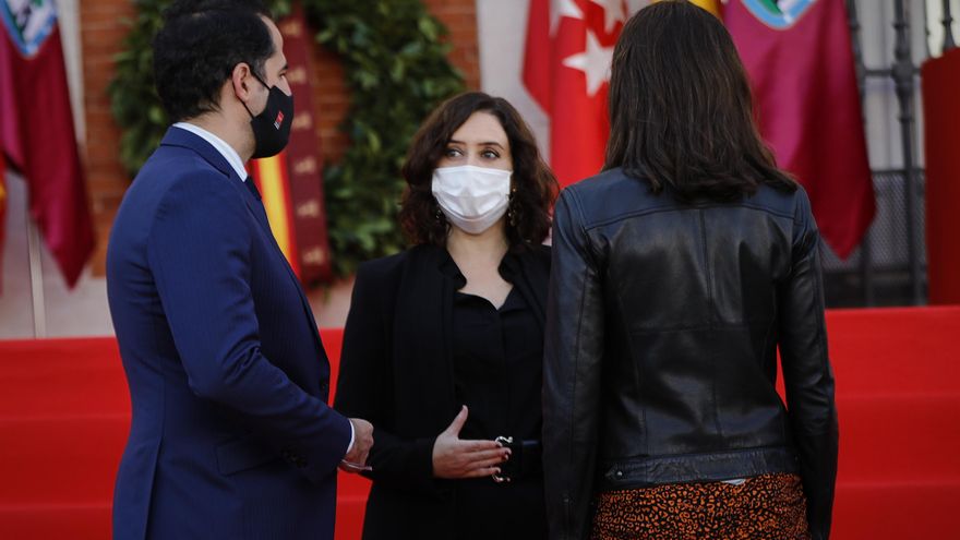 La presidenta de la Comunidad de Madrid, Isabel Díaz Ayuso (c), habla con el vicepresidente de la Comunidad de Madrid, Ignacio Aguado
