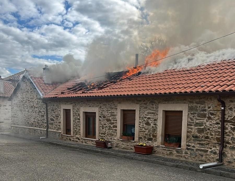 Imagen inicial del incendio en una casa de Santiago Millas a la llegada de los bomberos provinciales.