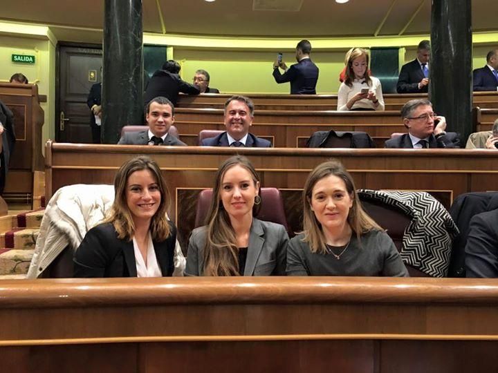 Melisa Rodríguez, en el centro de la imagen, junto a otros diputados de ciudadanos. FOTO: Facebook de Melisa Rodríguez.