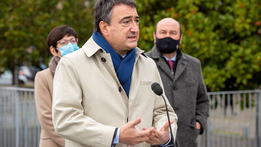 El portavoz del PNV en el Congreso, Aitor Esteban, interviene este viernes en un acto en Vitoria centrado en la conexión ferroviaria de Euskadi en alta velocidad. EFE/David Aguilar
