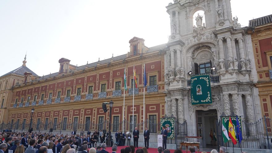 Imagen de la ceremonia de la toma de posesión de Juan Manuel Moreno ante el Palacio de San Telmo, en Sevilla.