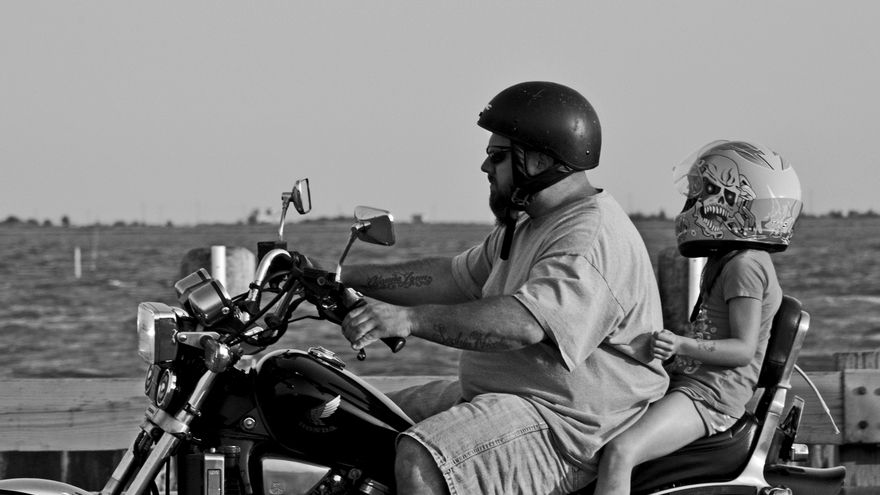 ¿A qué edad puede un menor subir a una moto? Lo que dice la normativa de tráfico, según la DGT