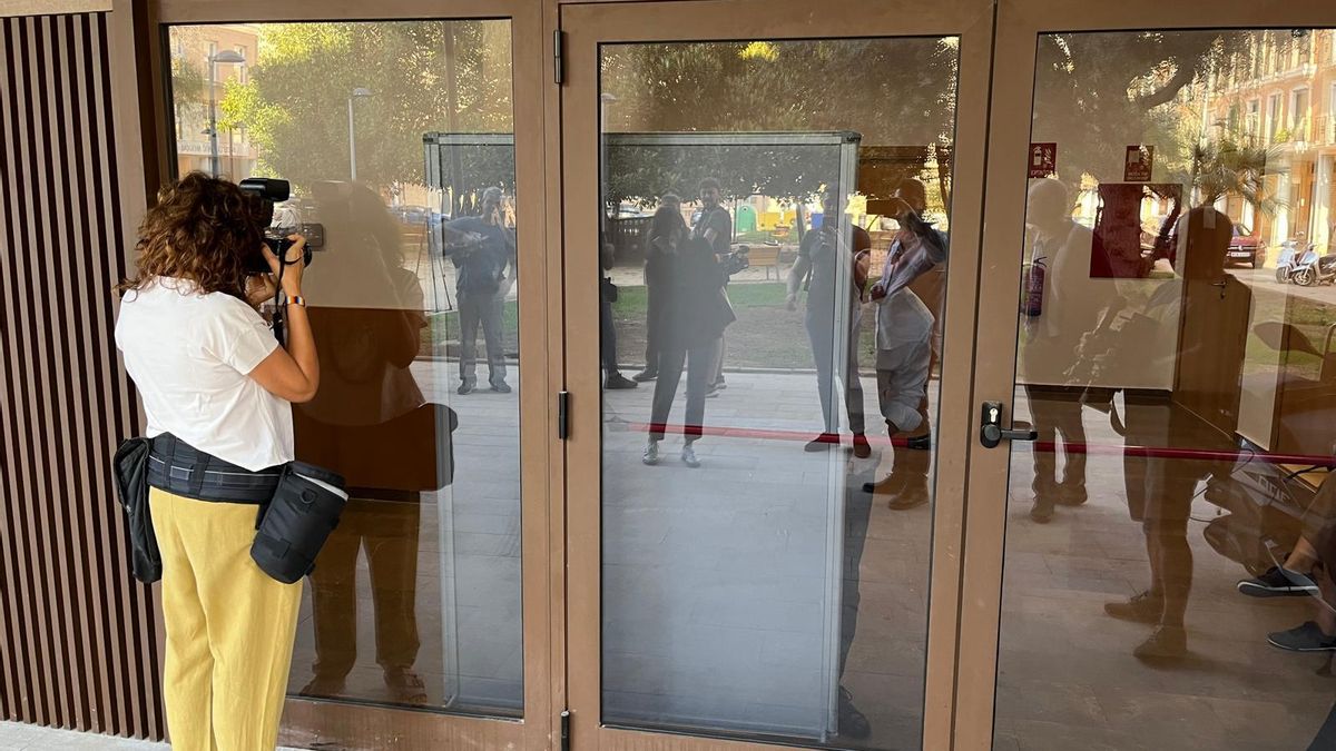 Un guardia de seguridad tapa una de las cristaleras con un tablón.