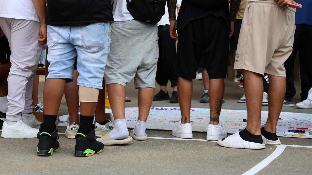 Varios reclusos en el patio del módulo 6 de la cárcel de Soto del Real.