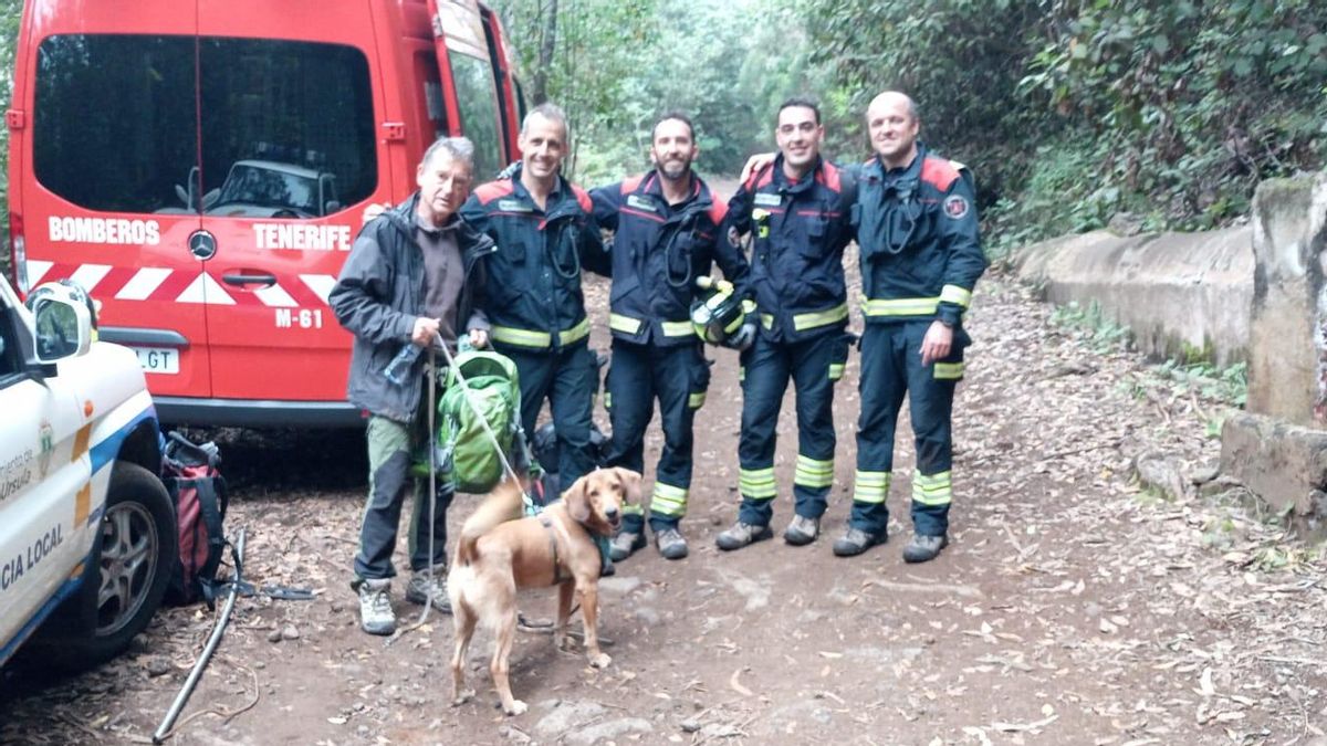 Bomberos de Tenerife con el perro rescatado