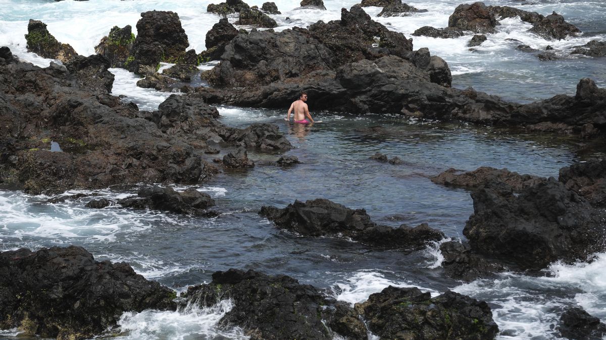 Un hombre se baña en un charco de Tenerife este fin de semana