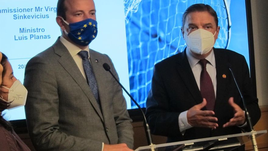 El ministro de Agricultura, Pesca y Alimentación, Luis Planas, con el comisario europeo de Medio Ambiente, Océanos y Pesca, Virginijus Sinkevicius.