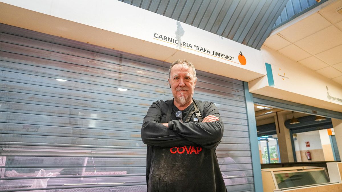 Rafael Jiménez se despide en su último día como carnicero en el mercado de El Naranjo