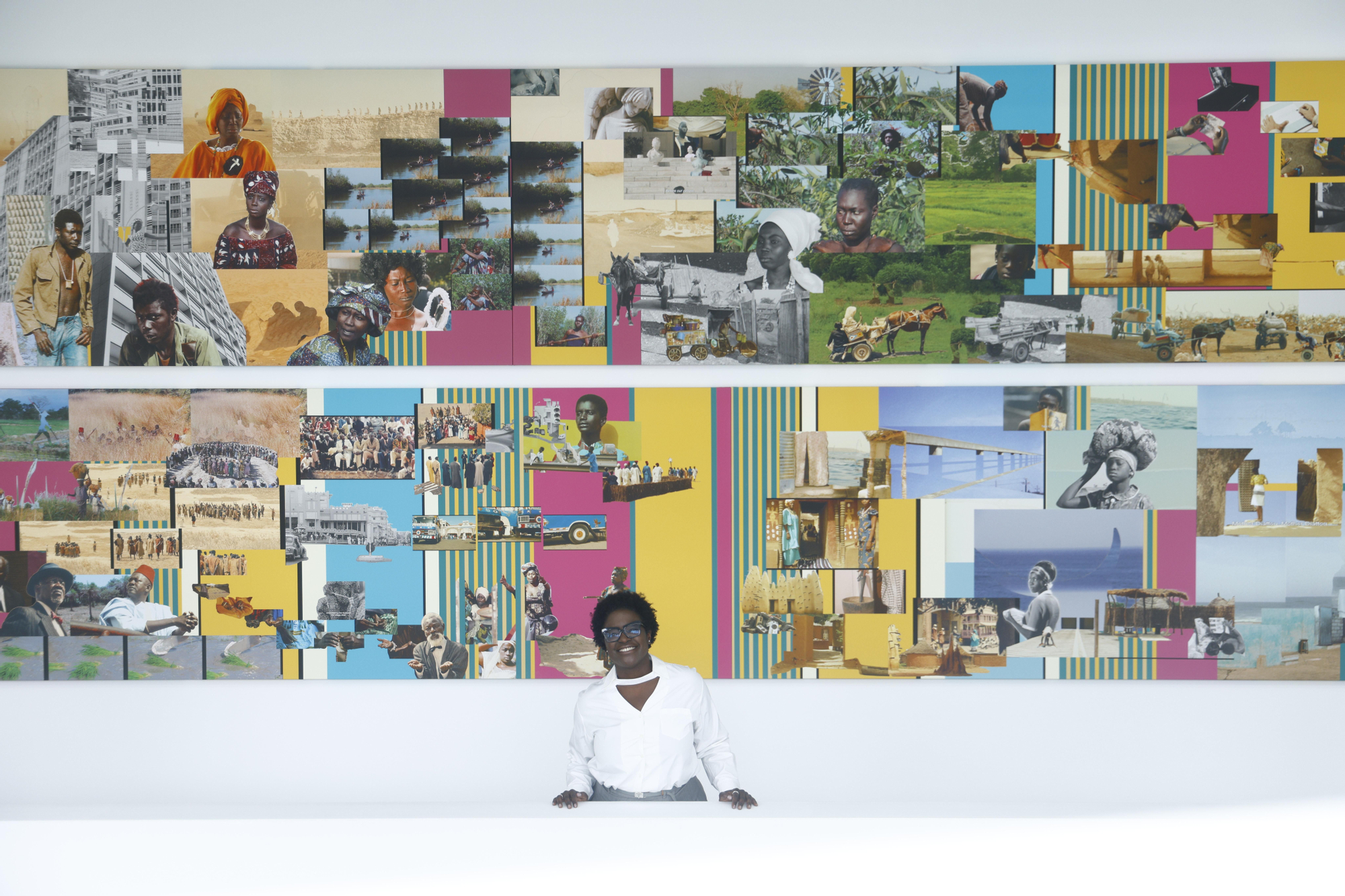 La directora del Museo de Arte Contemporáneo de Barcelona (MACBA), Elvira Dyangani Ose, posa ante la obra "Massive concentration of black experiential energy", de The Otolith Group, una de las más de un centenar de obrass que componen la exposición 'Proyectar un planeta negro. El arte y la cultura de Panáfrica'.