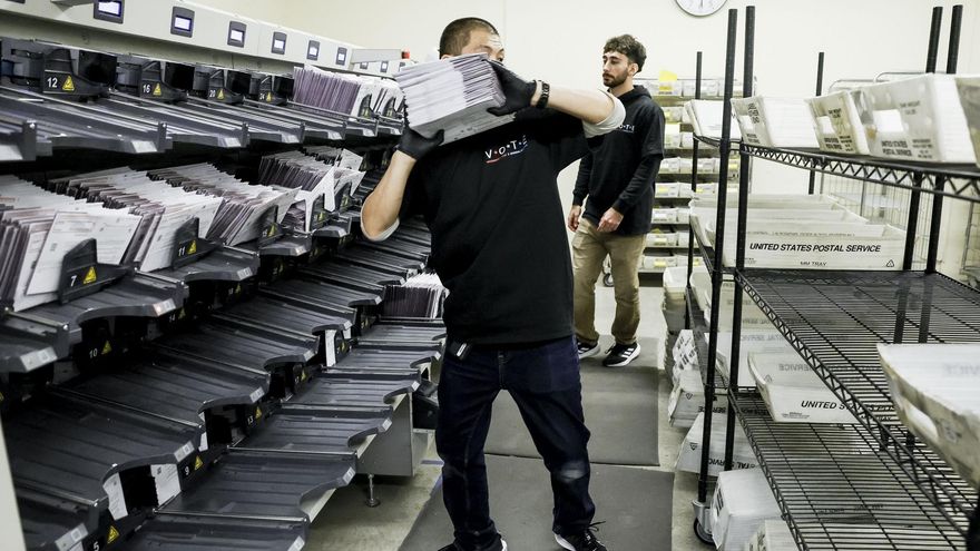 Trabajadores federales en un centro de recuento en Martinez, California.
