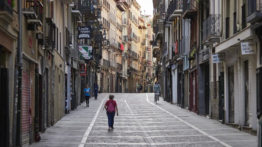 Una persona camina por el casco antiguo de Pamplona