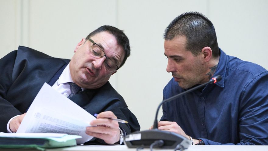 El acusado durante el juicio por matar a su pareja y bebé en Liaños de Villaescusa.