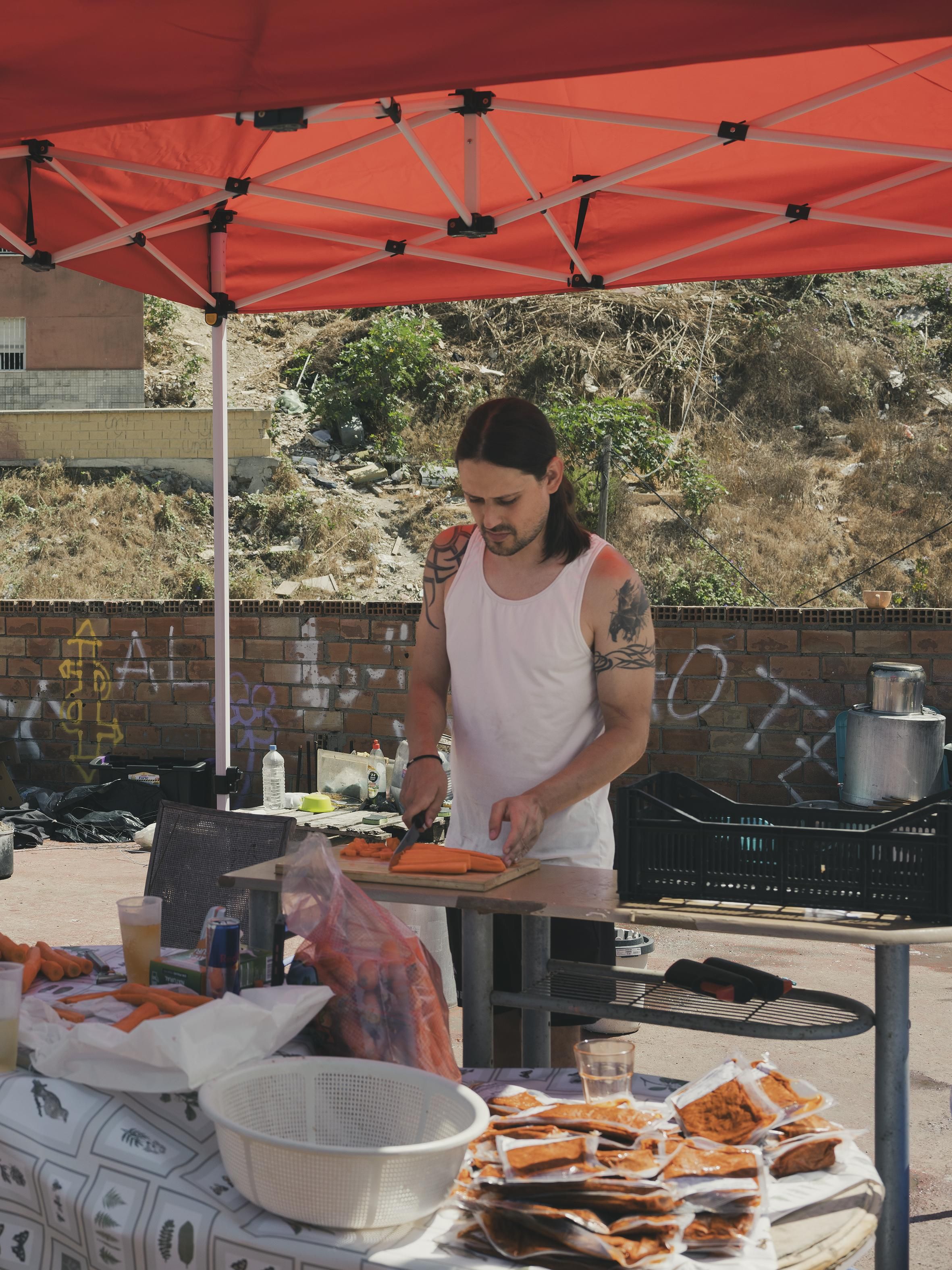 Jaime Posada, cocinero vegano, preparando alimento para las personad en movilidad acosadas en Ceuta por el racismo.