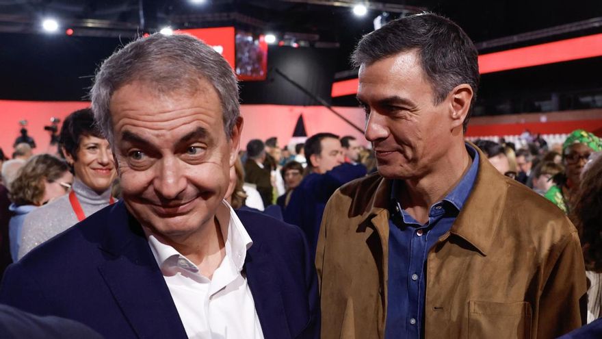 El presidente del Gobierno, Pedro Sánchez, acompañado por el expresidente José Luis Rodríguez Zapatero, en el 41 Congreso Federal del PSOE en Sevilla.