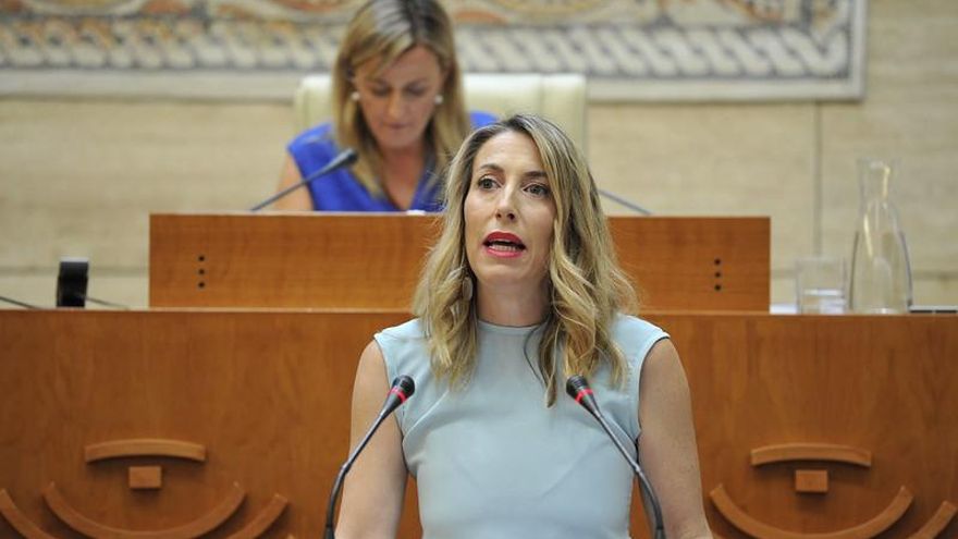 Guardiola anuncia un plan extremeño contra la violencia de género a pesar de su pacto con Vox, pero se olvida de los derechos LGTBI y la inmigración