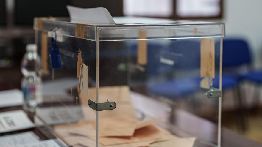 Una urna de las elecciones extremeñas