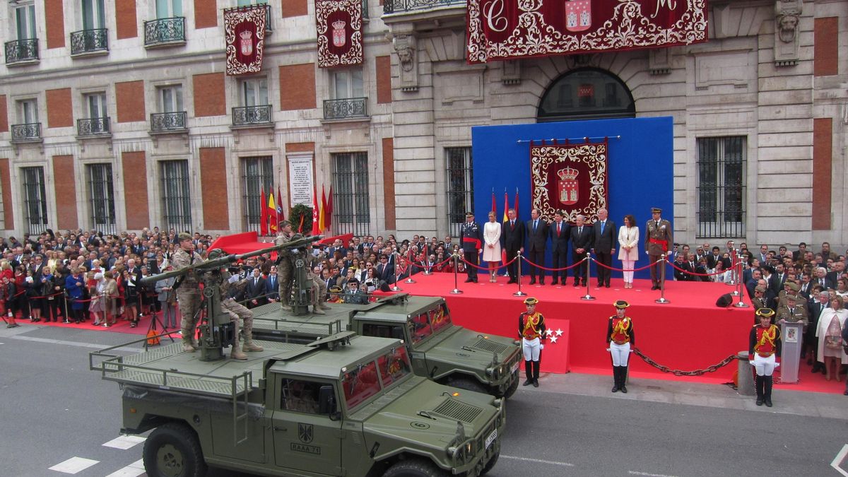 Trabajadores sanitarios y exempleados de Telemadrid abuchean a González en su primer 2 de Mayo como presidente