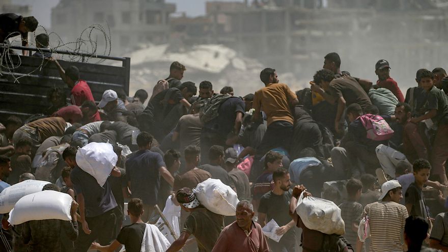 Israel mata a ocho palestinos mientras trataban de recibir comida en Gaza este sábado