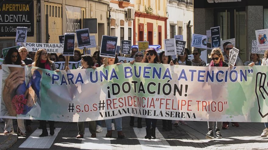 Trabajadores de la residencia Felipe Trigo de Villanueva insisten en reunirse con la Junta: "No nos escuchan"