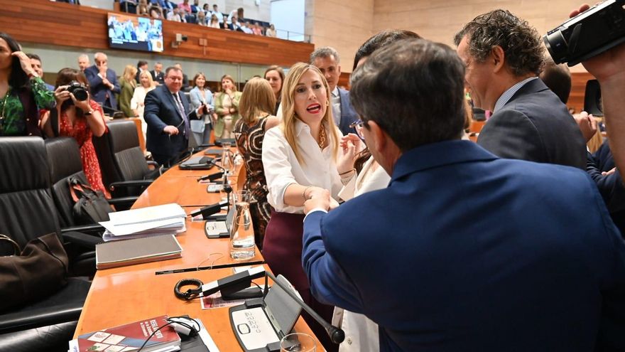 El secretario general del PSOE, Miguel Ángel Gallardo saluda a Guardiola a su llegada a la Asamblea de Extremadura para tomar posesión como diputado