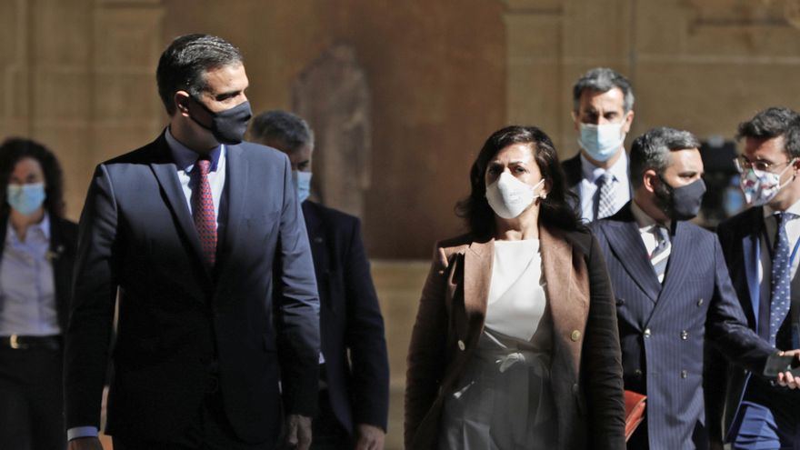 El presidente del Gobierno, Pedro Sánchez y la presidenta de La Rioja, Concha Andreu, en el monasterio de Yuso, antes de la celebración de la XXI Conferencia de Presidentes, en San Millán de la Cogolla, La Rioja (España), a 31 de julio de 2020. La confere