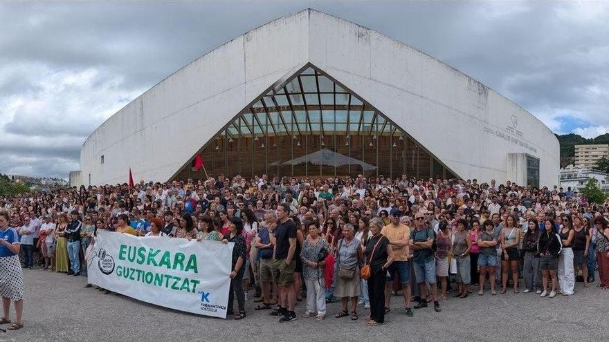 Cientos de personas denuncian en los campus de la EHU la "ofensiva judicial" contra el euskera