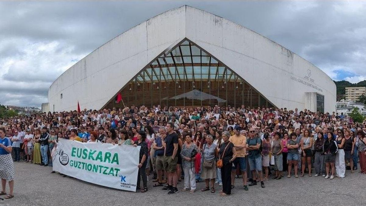 Cientos de personas denuncian en los campus de la EHU la "ofensiva judicial" contra el euskera