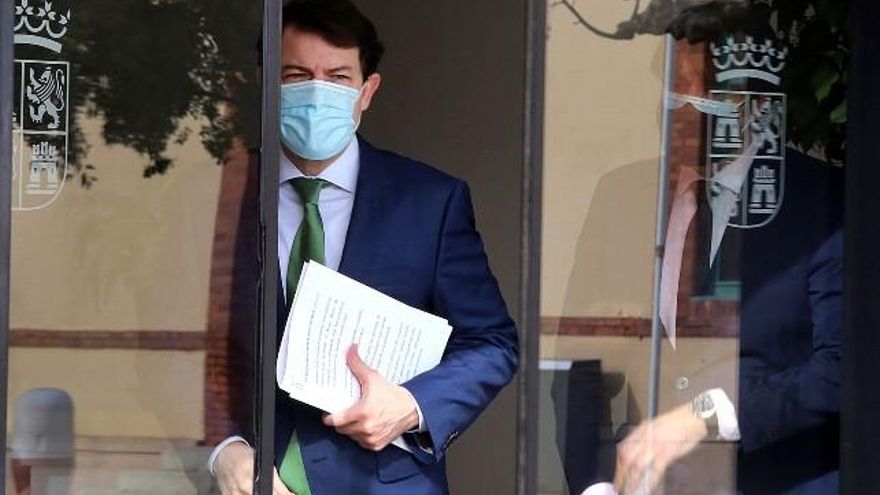 El presidente de la Junta de Castilla y León, Alfonso Fernández Mañueco, presentó el nuevo Bono Rural del Transporte a la Demanda. / Rubén Cacho / ICAL