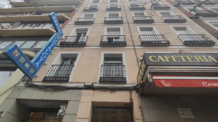 Dos cierres y una expulsión vecinal: las consecuencias de vender un edificio a un fondo en el centro de Madrid