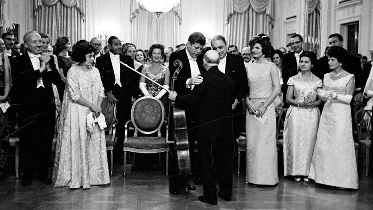 El presidente Kennedy felicita a Pau Casals tras su concierto en la Casa Blanca. 