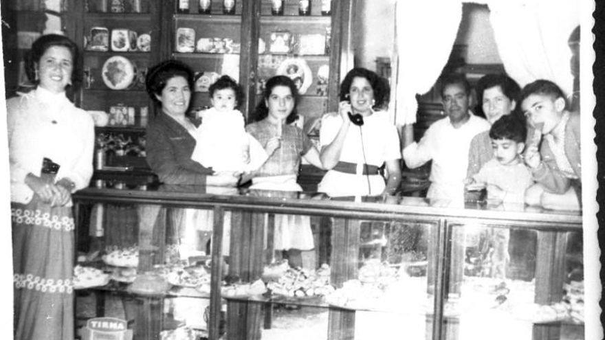 La familia Benítez y empleadas durante sus comienzos en la dulcería.