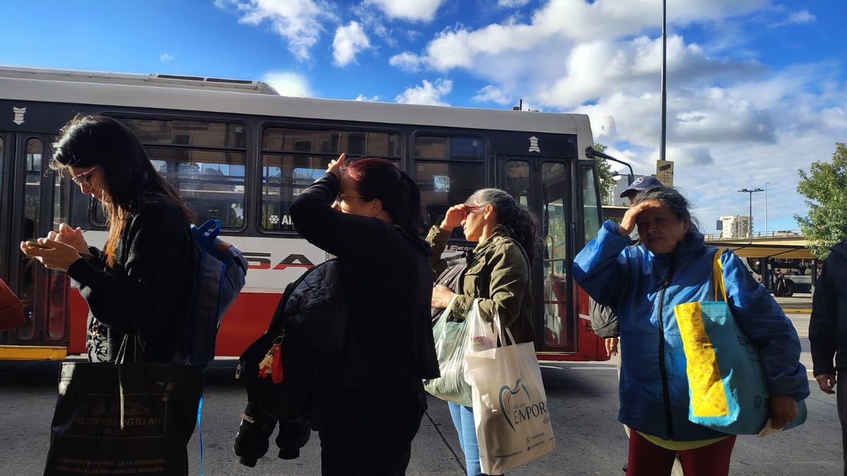 Usuarios de colectivos esperan su línea en medio del conflicto por la reducción de transporte.