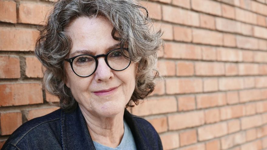Mercè Ibarz escriu actualment en VilaWeb articles d’opinió, i durant la pandèmia va crear-hi una sèrie, “Essencials”, on la periodista evocava petits detalls essencials de la vida.