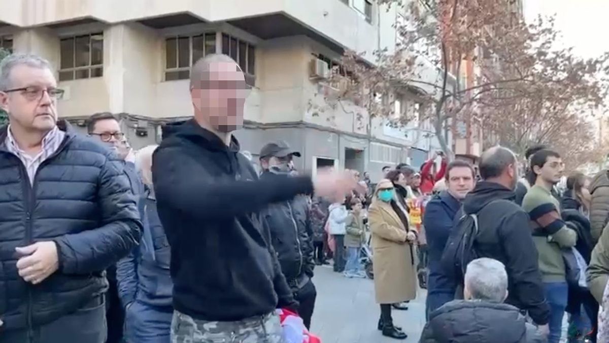 Fotograma del momento en el que el líder de The Base grita