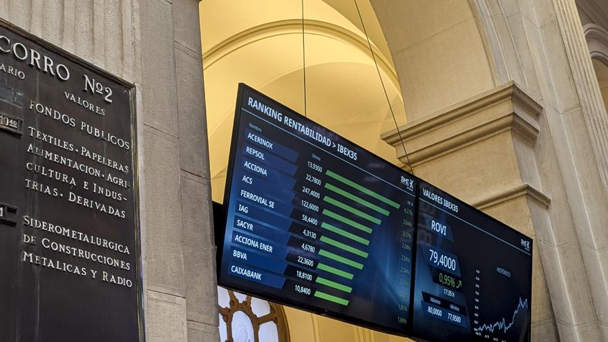 La Bolsa española ha subido este jueves un 0,78 %, en una jornada marcada por la normalización tras la incidencia técnica en los datos de cotización, la decisión del Banco Central Europeo (BCE) sobre tipos y la presentación de resultados empresariales del primer trimestre de siete compañías. Al cierre de las negociaciones, el IBEX 35, el selectivo español, ha sumado 138,2 puntos, ese 0,78 %, hasta los 17.781 puntos. EFE/ Vega Alonso