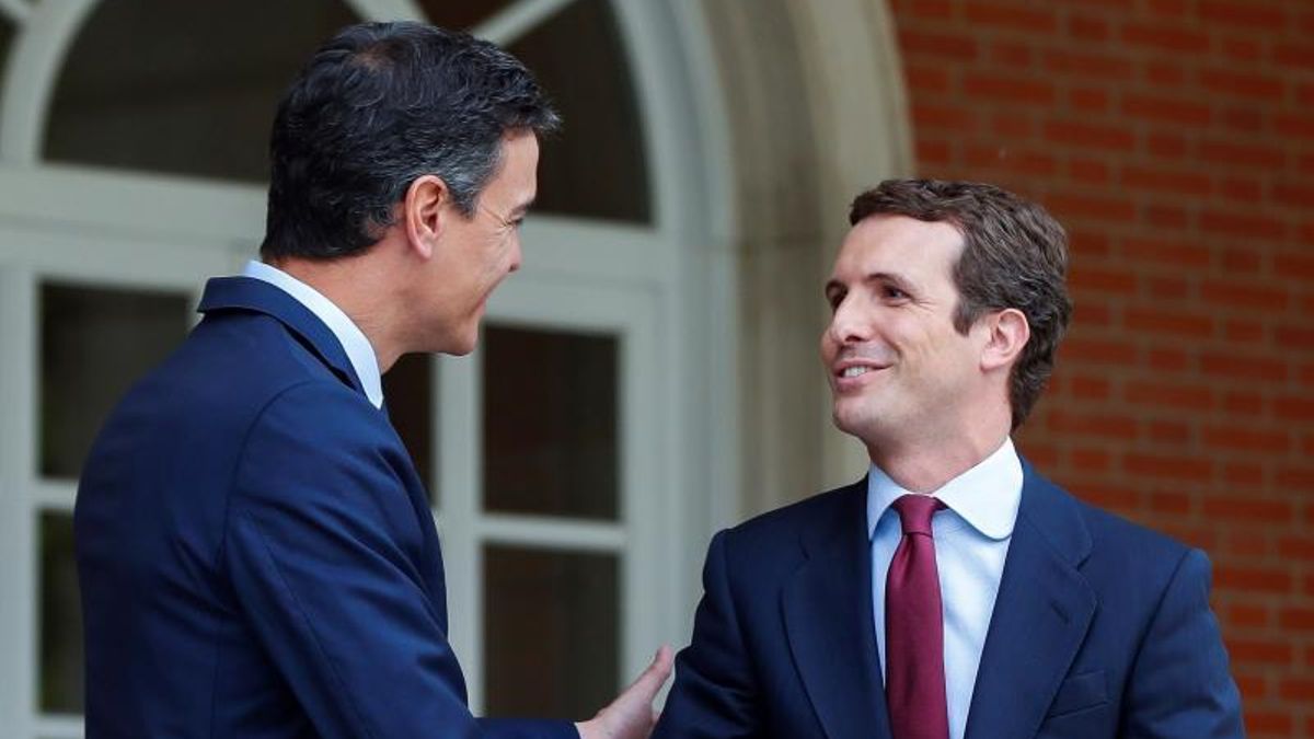 Pedro Sánchez recibe a Pablo Casado en Moncloa.