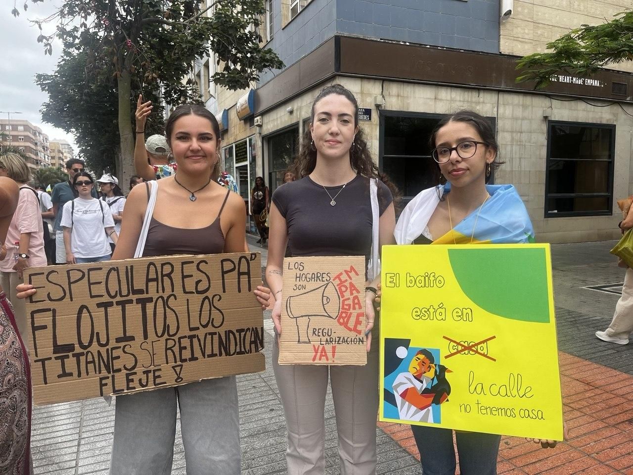 Melina, Helena y Sakira en la manifestación por la vivienda en Gran Canaria.