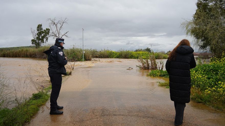 El Plan de Inundaciones se amplía a toda la provincia de Badajoz, varios pantanos sueltan agua y cinco carreteras cortadas