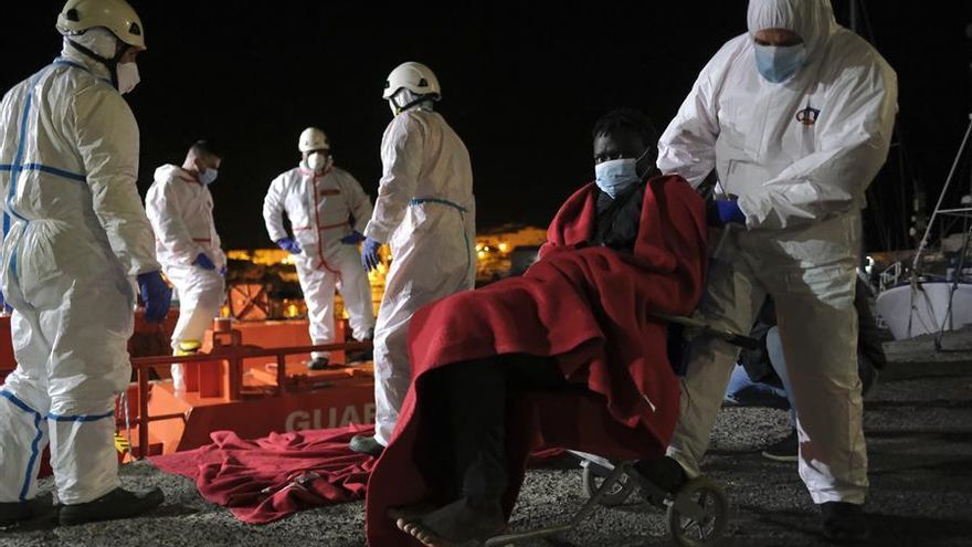 Una niña presencia cómo arrojan a su hermano al mar tras morir en una patera rescatada más tarde al sur de Gran Canaria