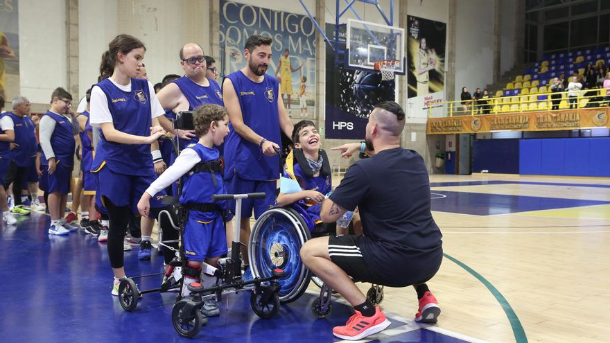 Pepe, junto al resto de participantes del partido, entrando en la cancha
