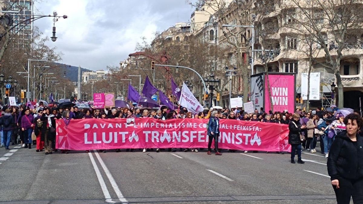 El feminismo sale a las calles de Barcelona en un 8M con la vista muy puesta en Oriente Medio y Palestina: "Ni una menos, ni aquí, ni en Irán ni en Gaza"