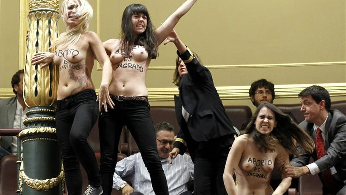 Protesta de activistas de Femen en el Congreso. / Efe