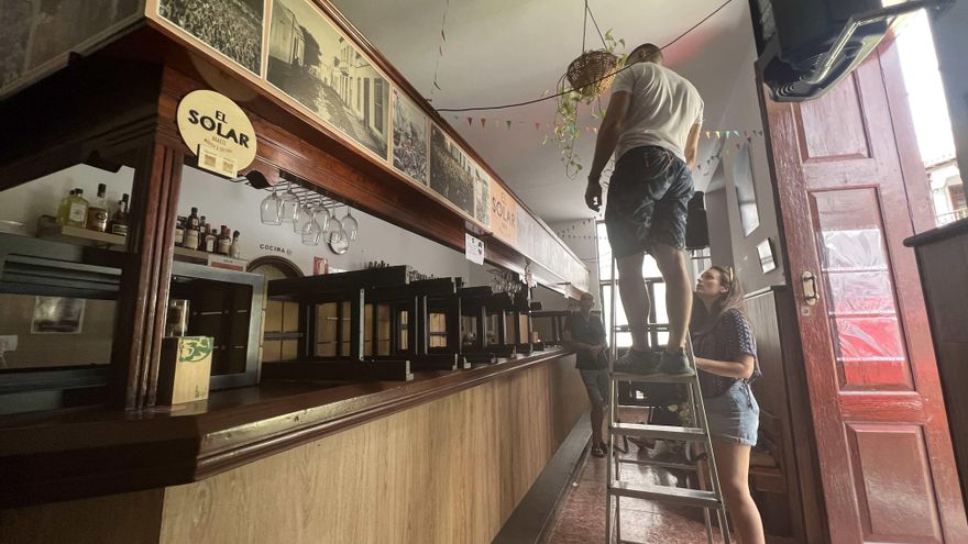 Preparativos en un local del Agaete para La Rama