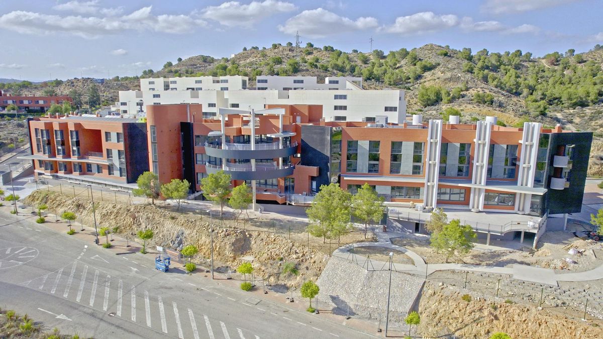 La última residencia de personas mayores abierta en Murcia es la ‘Villa de la Plata’, que incluye 26 plazas concertadas mediante una aportación de 2,7 millones de euros del Gobierno regional. SUMAVIDA RESIDENCIAS